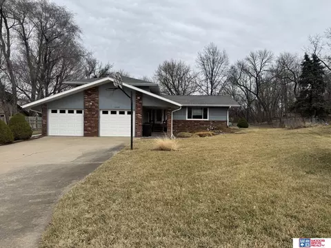 1028 Frontier Rd, Beatrice, NE 68310
