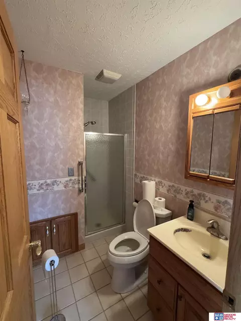 Bath - 1028 Frontier Rd, Beatrice, NE 68310 photo 1 of 1