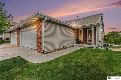 8604 Ridge Hollow Dr, Lincoln, NE 68526