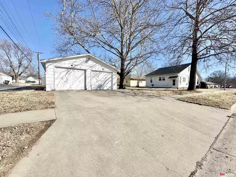 Exterior - 900 Bell St, Beatrice, NE 68310 photo 1 of 2