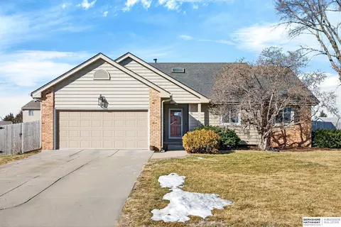 508 Oakwood Dr, Papillion, NE 68133