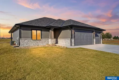 9635 Persimmon Pl, Lincoln, NE 68516