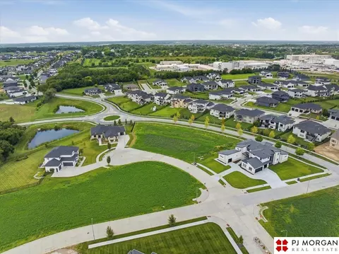 21062 Valley Cir, Elkhorn, NE 68022
