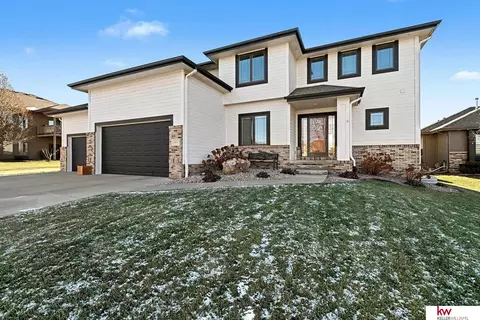 18911 Leavenworth St, Elkhorn, NE 68022