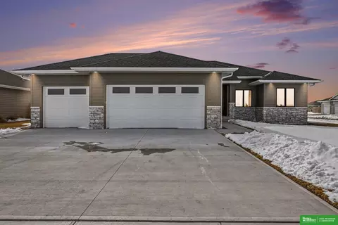 2711 Samuel Dr, Fremont, NE 68025