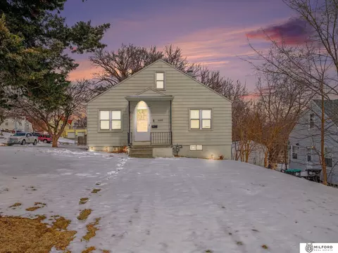 6148 Pinkney St, Omaha, NE 68104