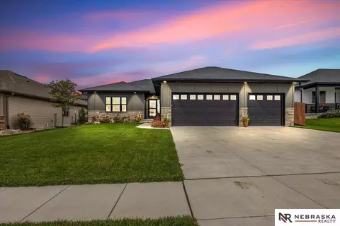 432 Deep Water Dr, Lincoln, NE 68527