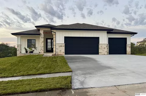 10007 Prospect St, Papillion, NE 68046