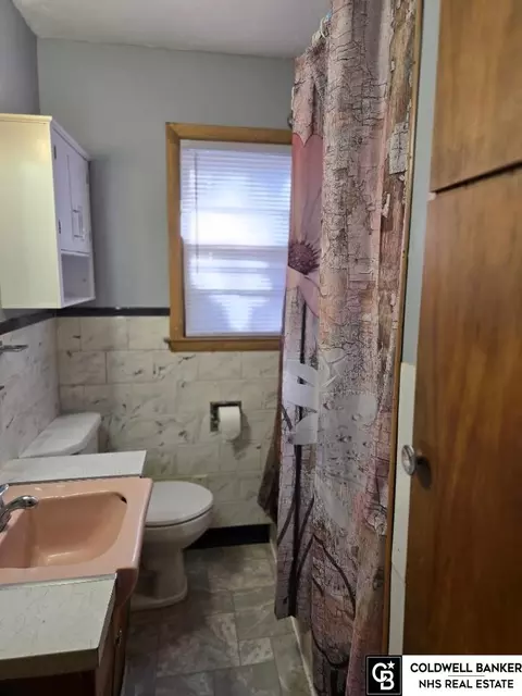 Bath - 1320 Lincoln St, Beatrice, NE 68310 photo 1 of 2