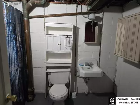 Bath - 1320 Lincoln St, Beatrice, NE 68310 photo 2 of 2