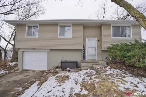 801 Prairie Ct, Hickman, NE 68372