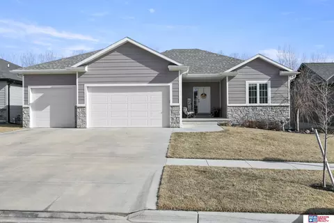 1720 NW 54th St, Lincoln, NE 68528