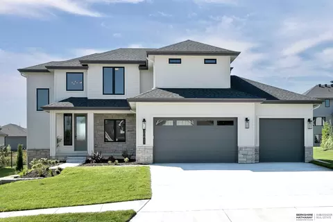 20617 Hartman Ave, Elkhorn, NE 68022