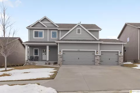 18621 Willow St, Omaha, NE 68136