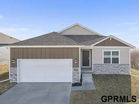 5434 Fenwick St, Bellevue, NE 68133