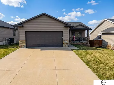 6811 NW Tempest Dr, Lincoln, NE 68521