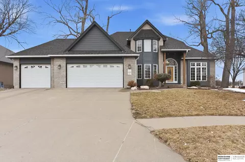 111 Shoreline Dr, Carter Lake, IA 51510