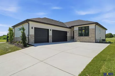 9207 Triana Ln, Lincoln, NE 68520