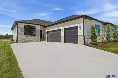 9215 Triana Ln, Lincoln, NE 68520