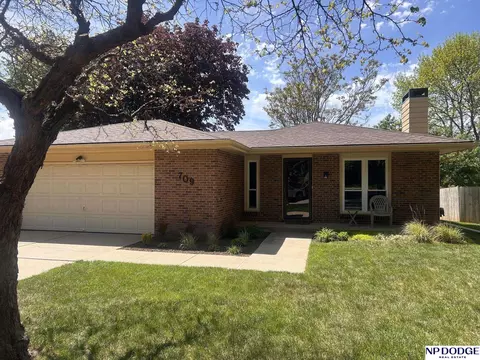 709 Sunny Slope Rd, Lincoln, NE 68505