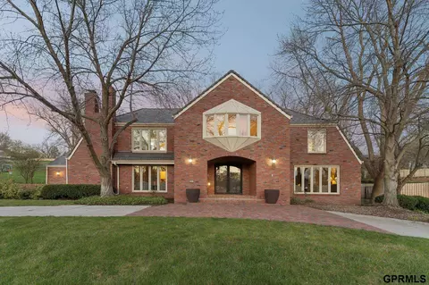 9723 Fieldcrest Dr, Omaha, NE 68114