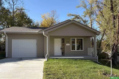 2230 N 39th St, Omaha, NE 68111
