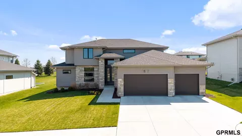3827 S 212th St, Elkhorn, NE 68022