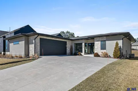 8538 Birkett Dr, Lincoln, NE 68526