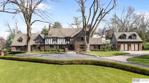 6724 Davenport St, Omaha, NE 68132