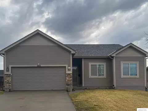 8813 S 69 Cir, Papillion, NE 68133