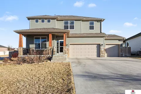 8937 Trader Ct, Lincoln, NE 68507