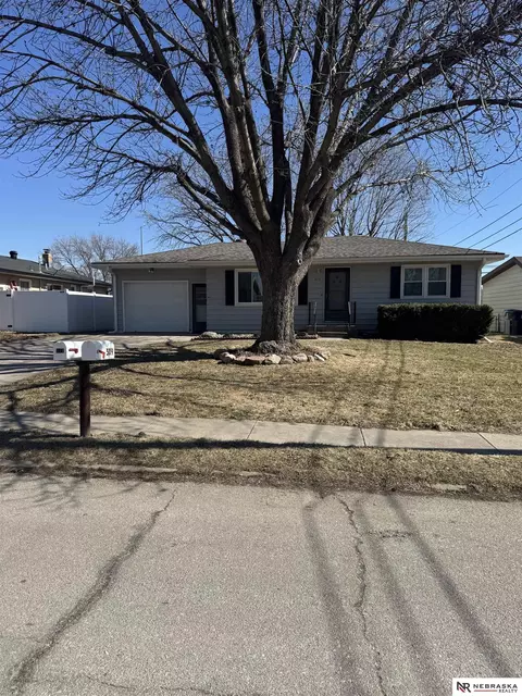 509 Pontiac Dr, Gretna, NE 68028
