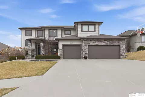 917 S 185th St, Elkhorn, NE 68022