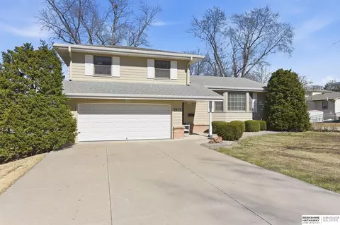 9472 Weir St, Omaha, NE 68127