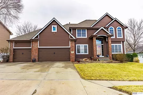 9917 Brentwood Dr, La Vista, NE 68128