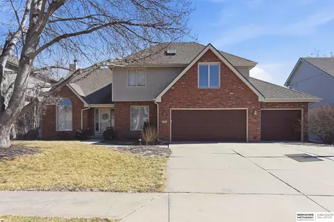 421 S 161st St, Omaha, NE 68118