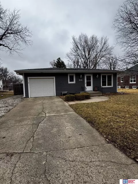 915 E 14th St, York, NE 68467
