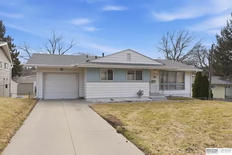 4929 Valley St, Omaha, NE 68106