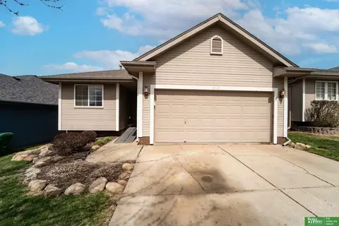 4112 Heartland Dr, Bellevue, NE 68123