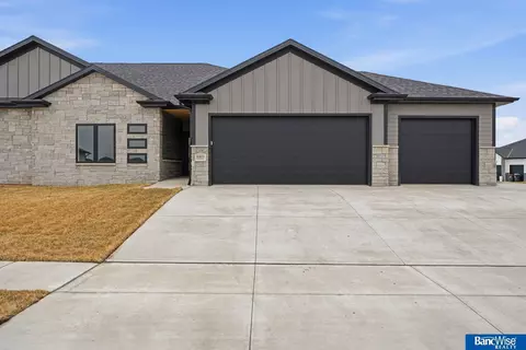9401 Delano Dr, Lincoln, NE 68516