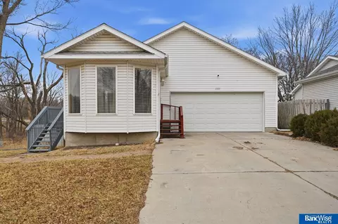 1557 SW 11th Pl, Lincoln, NE 68522