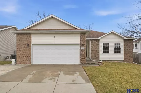 8111 Elizabeth Dr, Lincoln, NE 68505