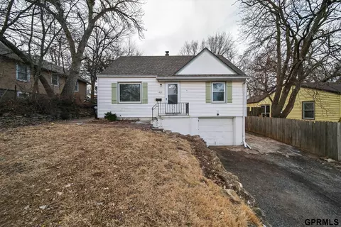 4121 Maple St, Omaha, NE 68111