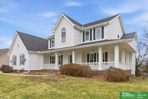 1215 Cork Dr, Papillion, NE 68046