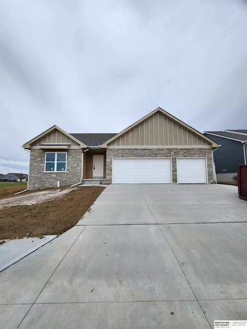 5114 Pinehill Rd, Bellevue, NE 68133