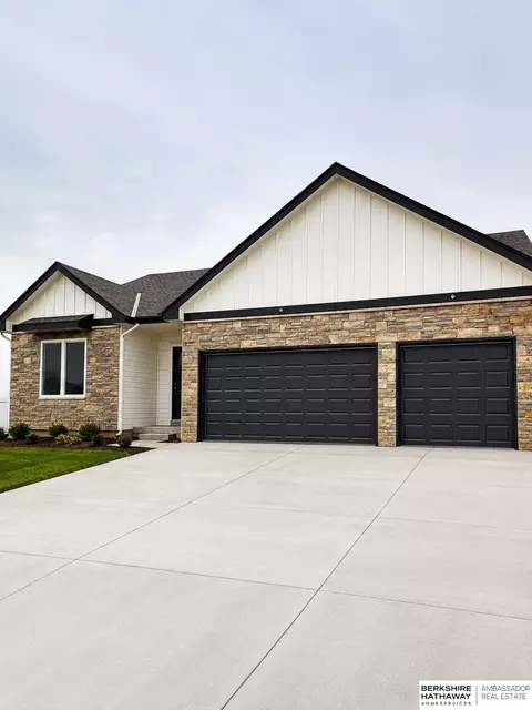 5114 Pinehill Rd, Bellevue, NE 68133