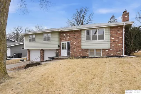 4122 Terrace Dr, Omaha, NE 68134