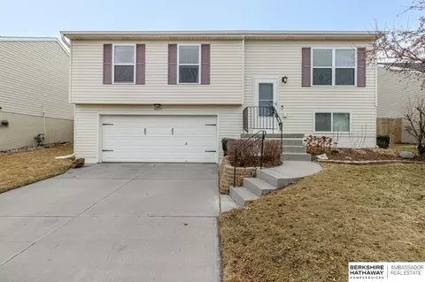 16007 Greenleaf St, Omaha, NE 68136
