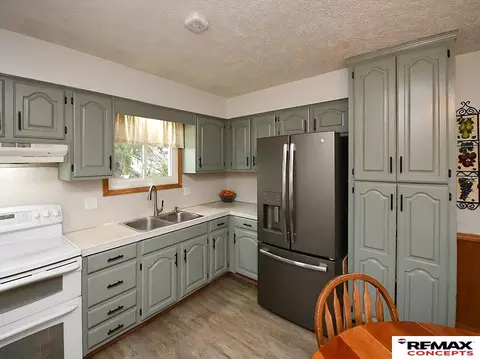 230 Sycamore Cir, Gretna, NE 68028