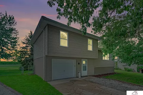 104 N 28th St, Beatrice, NE 68310 photo 3